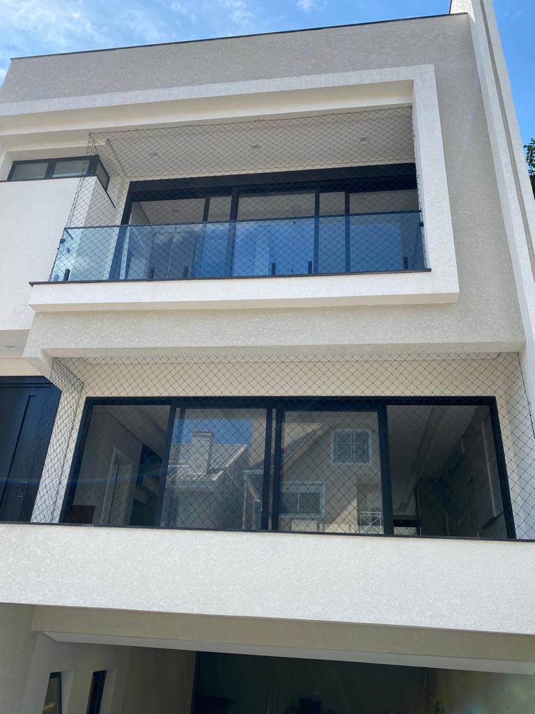 Sacada de apartamento totalmente fechada com rede de proteção para gatos em Curitiba